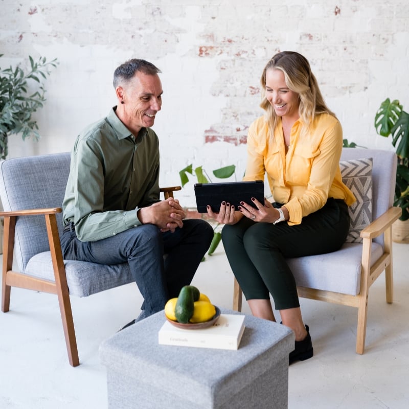 mark-jess-coaching-session mark payne functional medicine practitioner chatting with liv brown health coach
